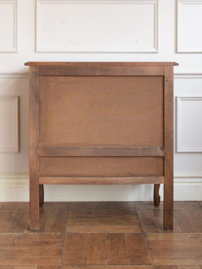 サイドボードの後ろ姿