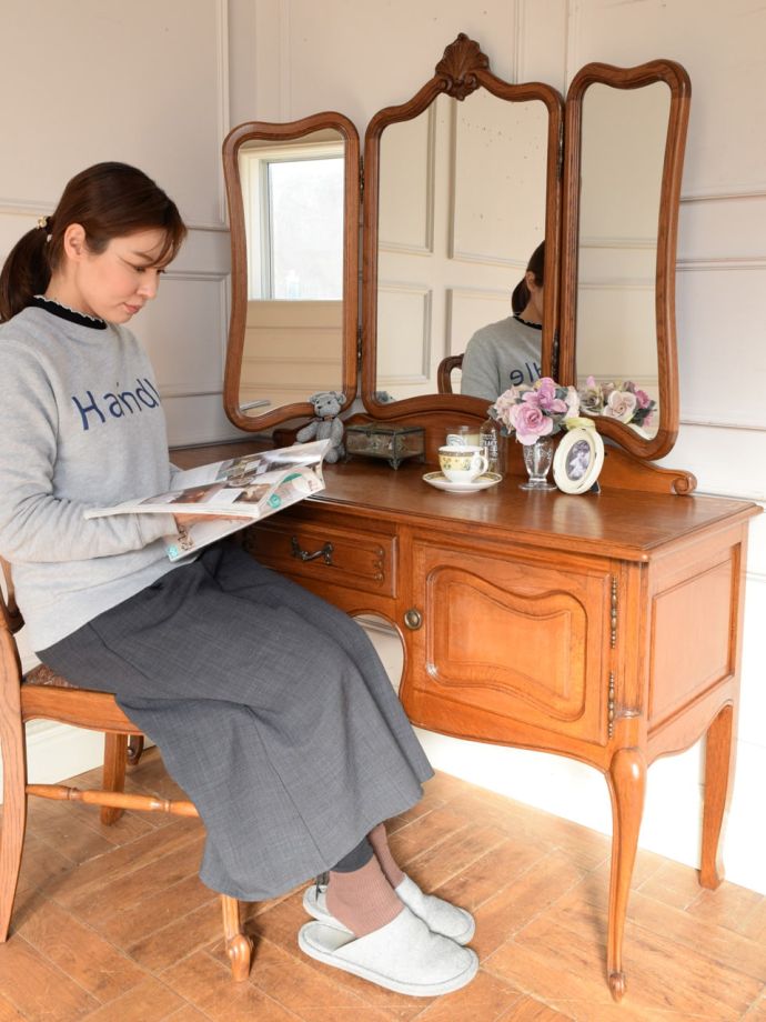 フランスから届いた優雅なアンティーク家具、三面鏡のドレッサー(j