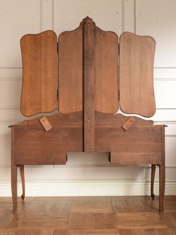 ドレッサーの後ろ姿