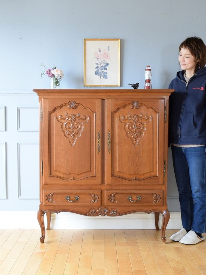 フランスの優雅なサイドボード