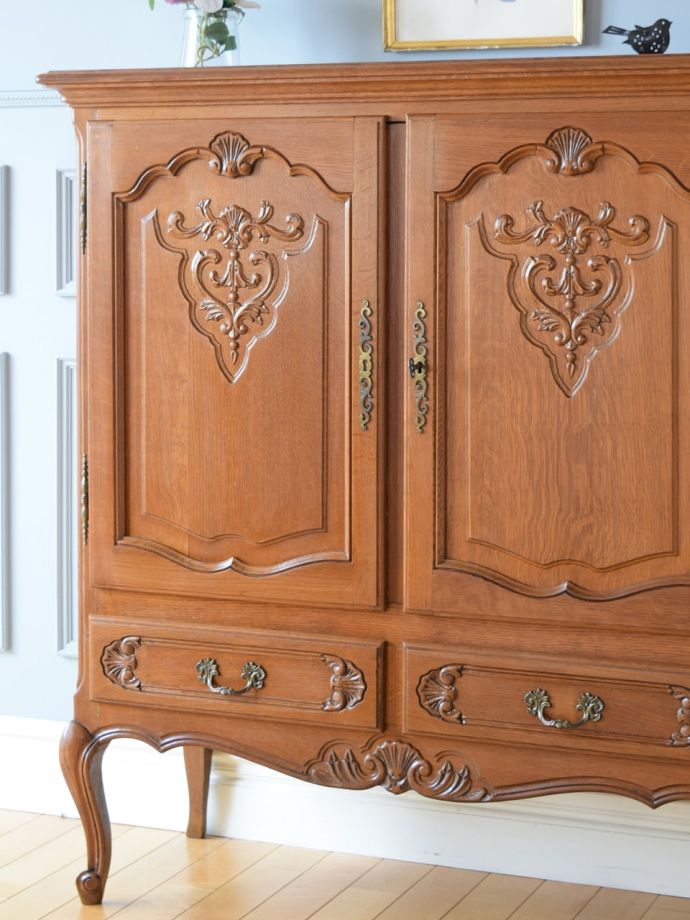 フランスのアンティークらしい美しい彫