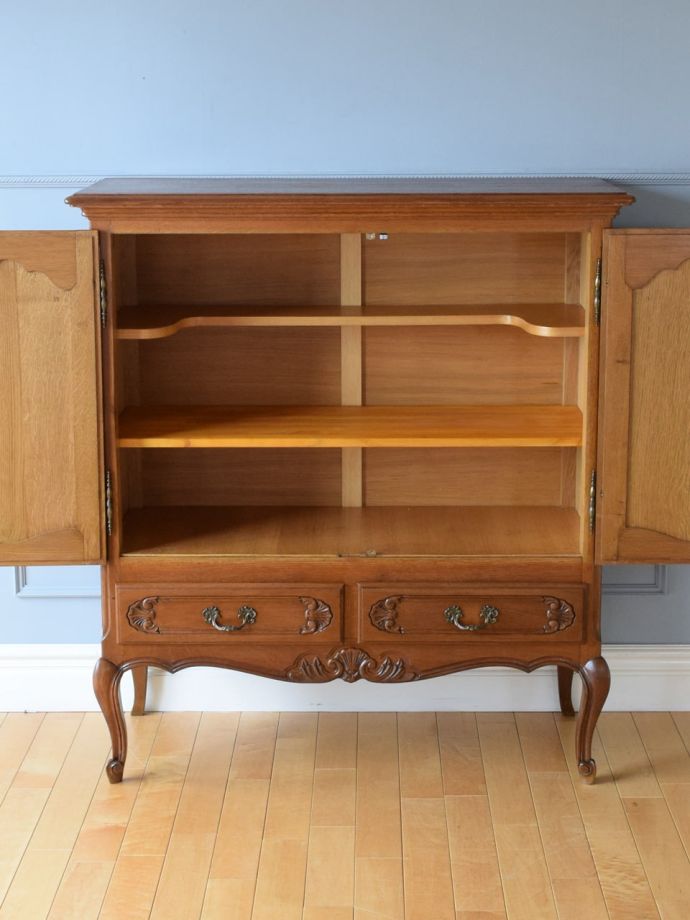 アンティークのサイドボードの扉の中