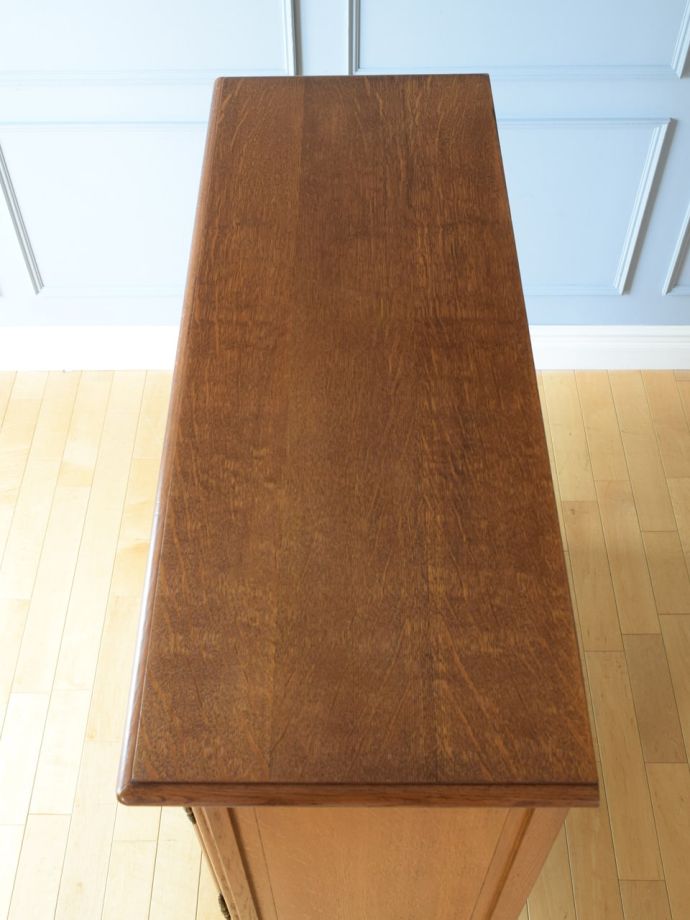 アンティークのサイドボードの天板