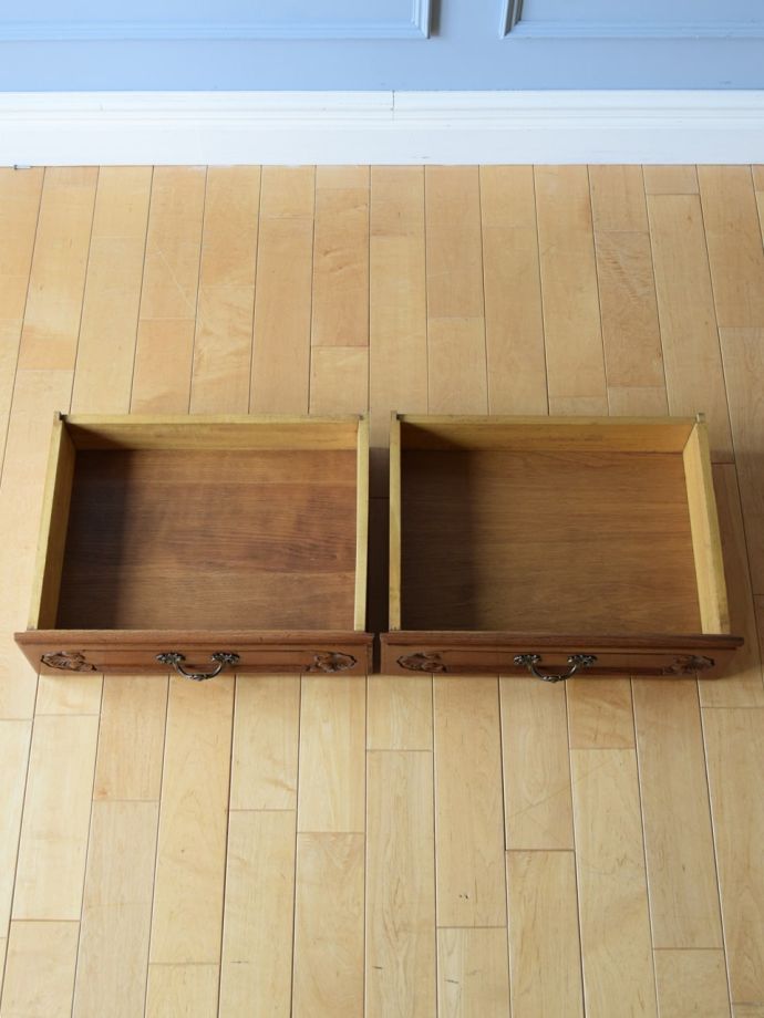 サイドボードの引き出しの中