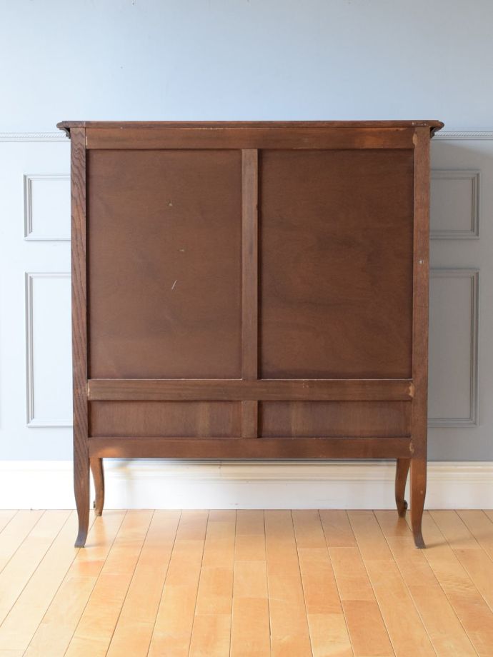 サイドボードの後ろ姿