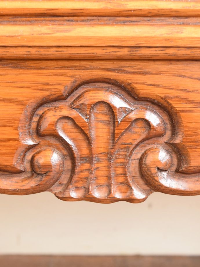 アンティークのチェストの装飾