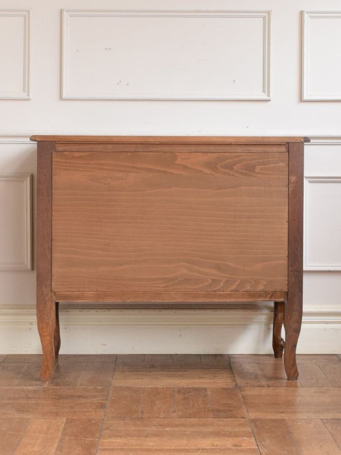 チェストの後ろ姿