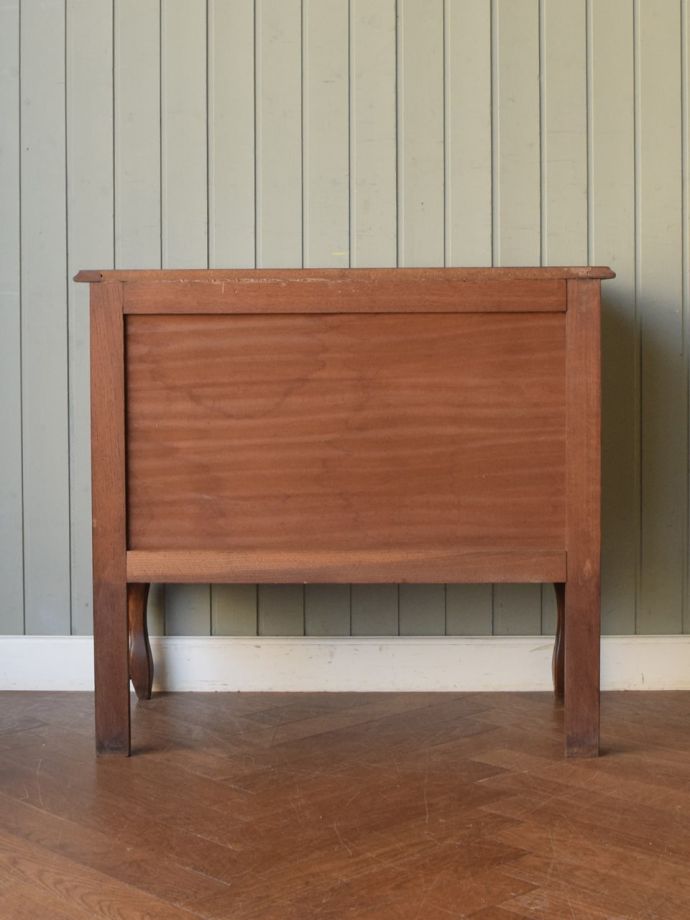 チェストの後ろ姿