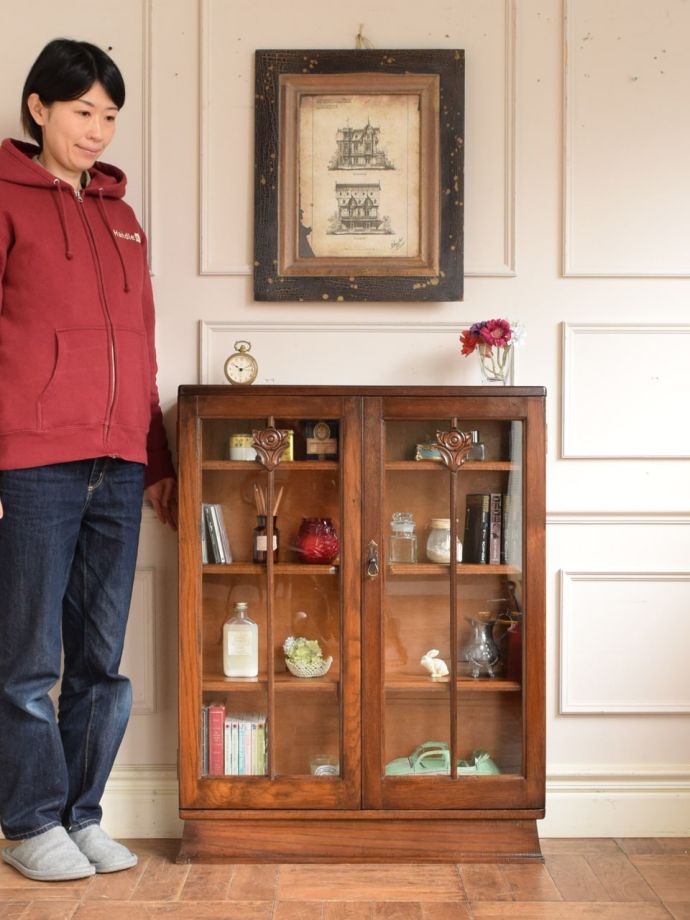 イギリス　アンティーク　本棚　ガラス　キャビネット イギリスのアンティークキャビネット、オーク材のおしゃれなガラス扉