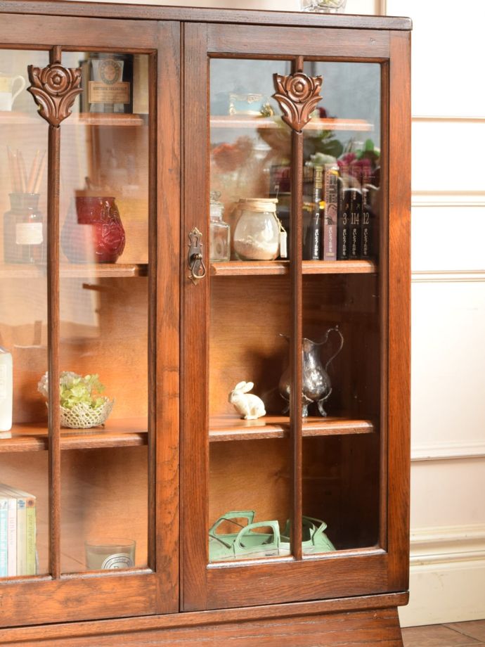 イギリスのアンティークキャビネット、オーク材のおしゃれなガラス扉