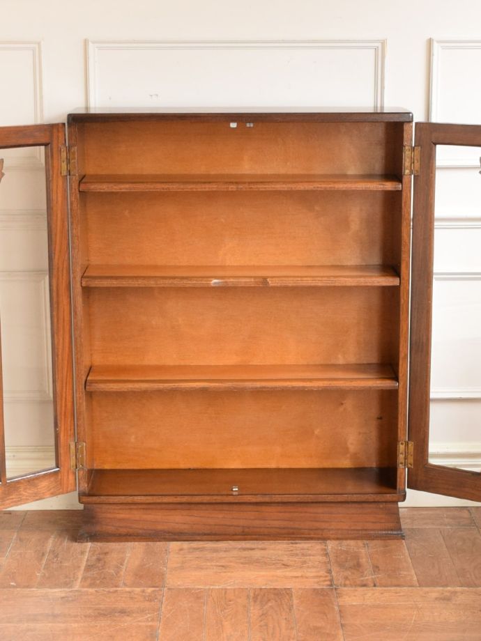 イギリスのアンティークキャビネット、オーク材のおしゃれなガラス扉