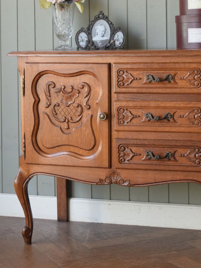 フランスのアンティークらしい美しい彫