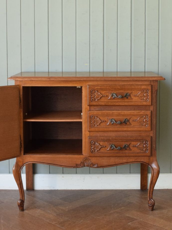 アンティークのサイドボードの扉の中