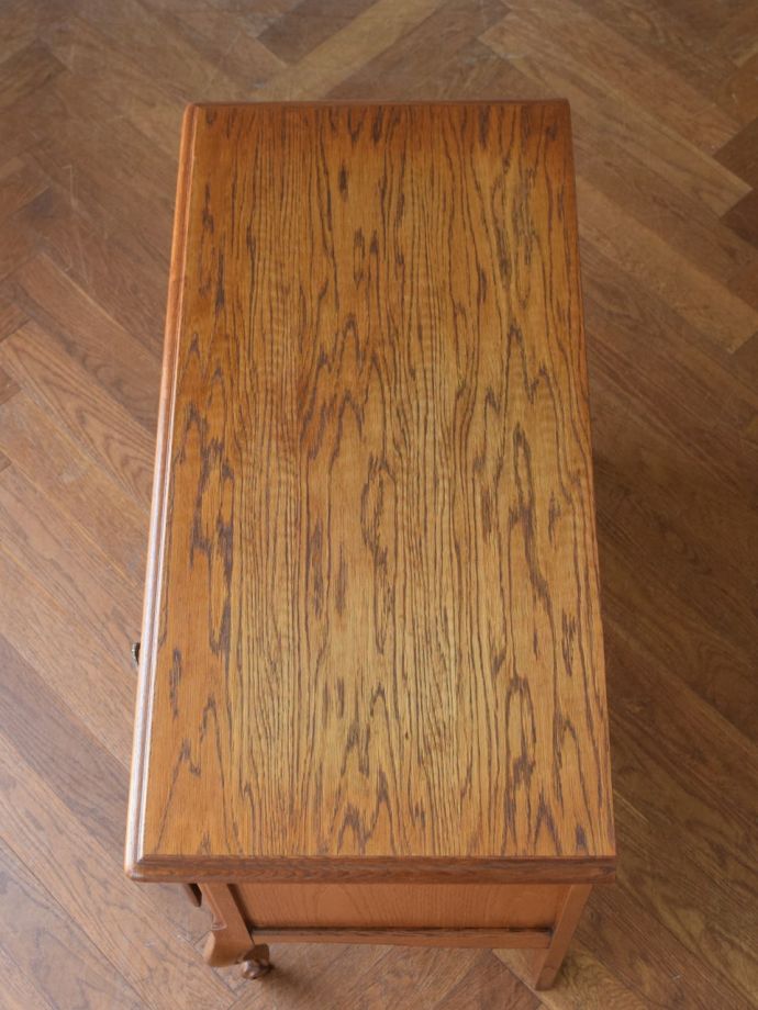 アンティークのサイドボードの天板