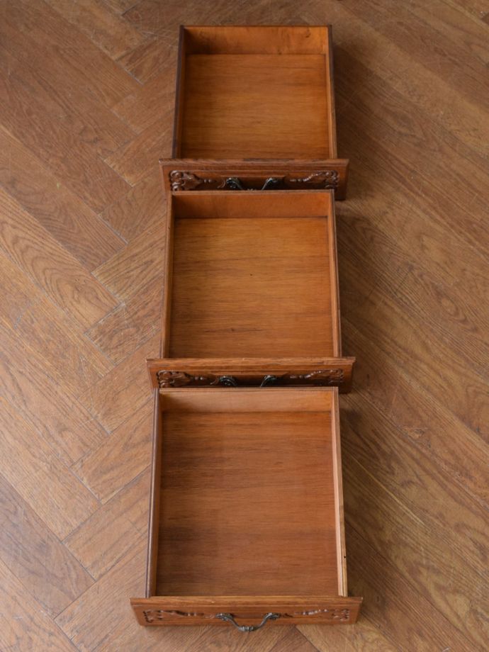 サイドボードの引き出しの中