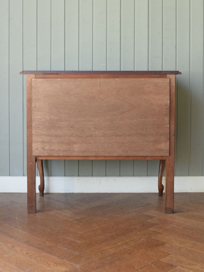 サイドボードの後ろ姿