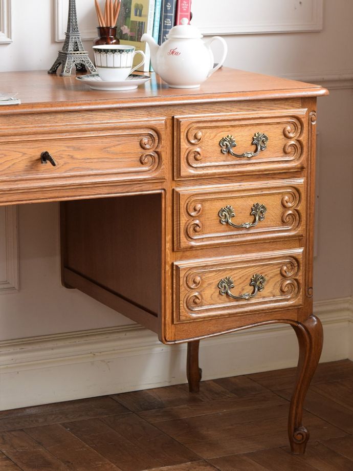 フランスから届いた優雅なアンティーク家具、美しいライティングデスク