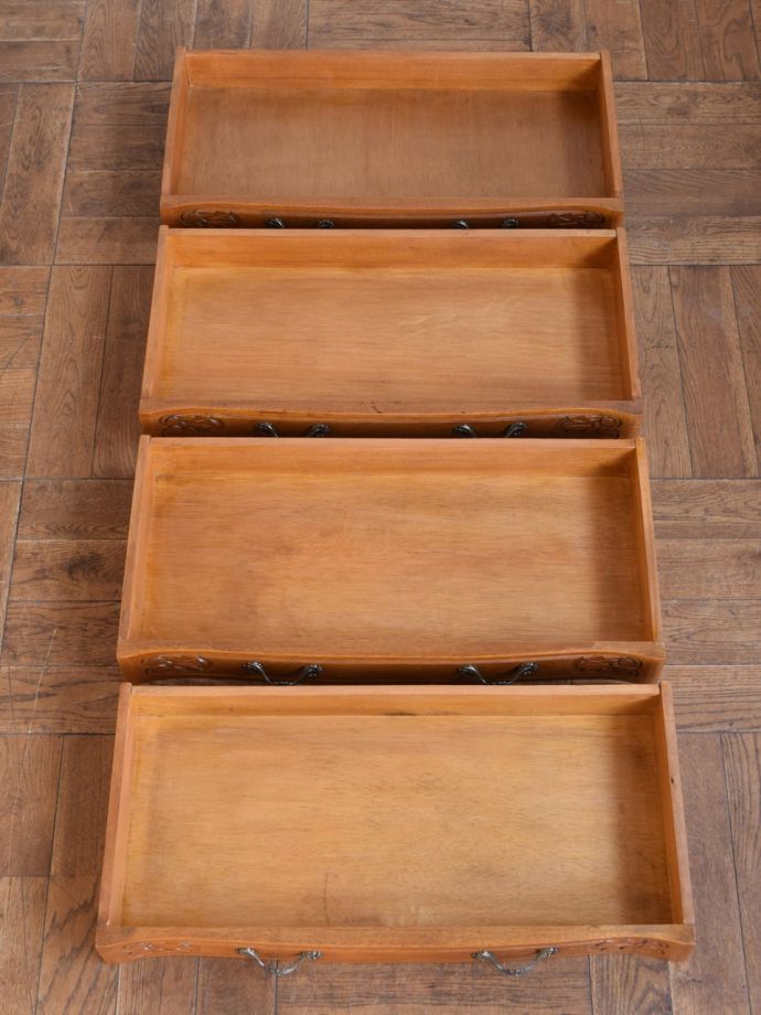 アンティークチェストの引き出しの中