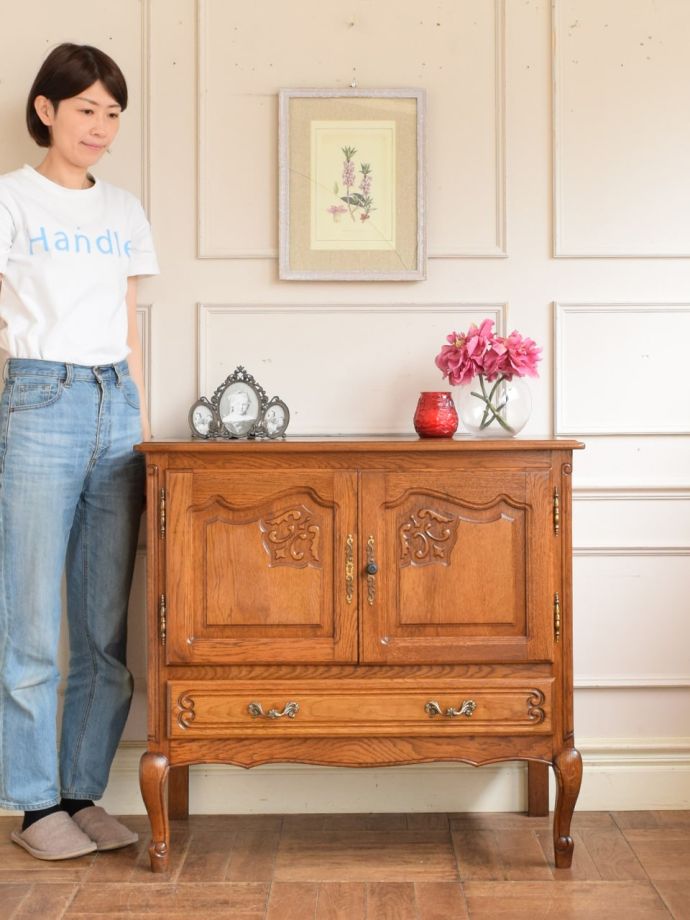 フランスの優雅なサイドボード