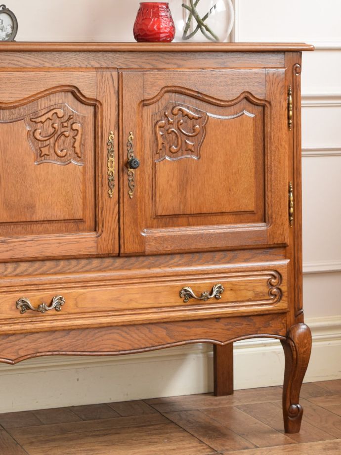 フランスのアンティークらしい美しい彫