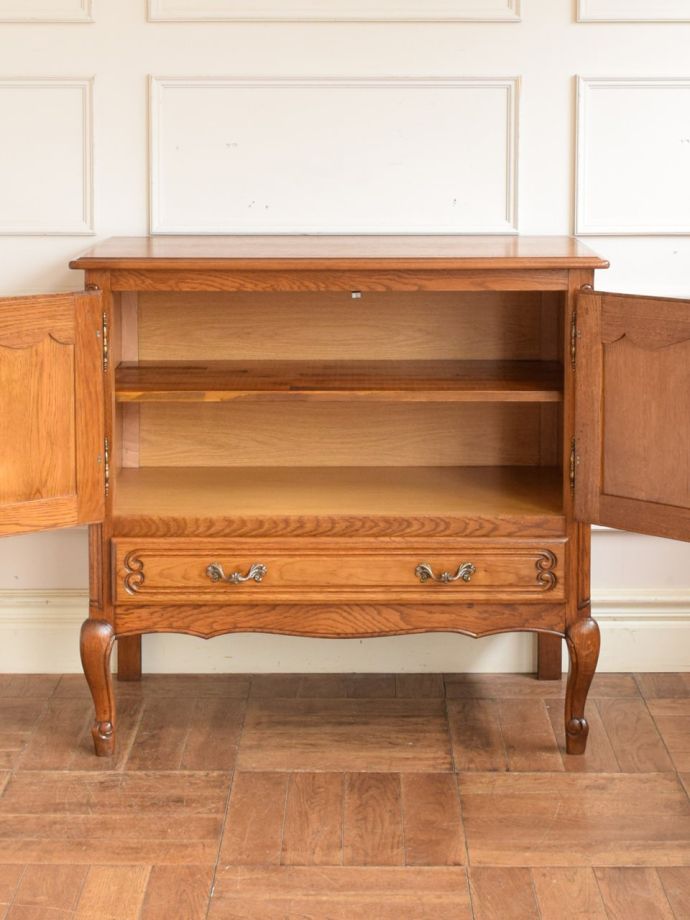 アンティークのサイドボードの扉の中