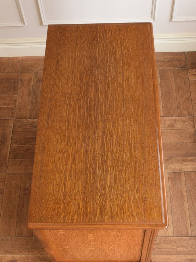 アンティークのサイドボードの天板