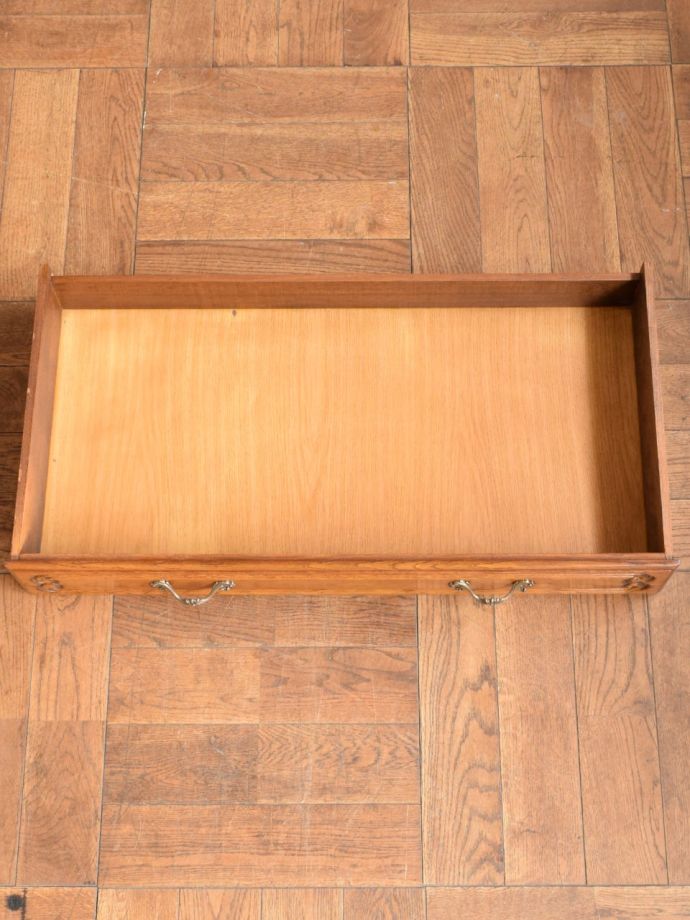 サイドボードの引き出しの中