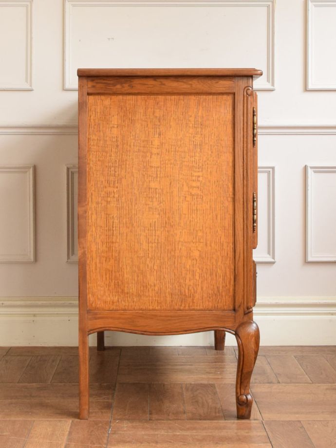 サイドボードの側面