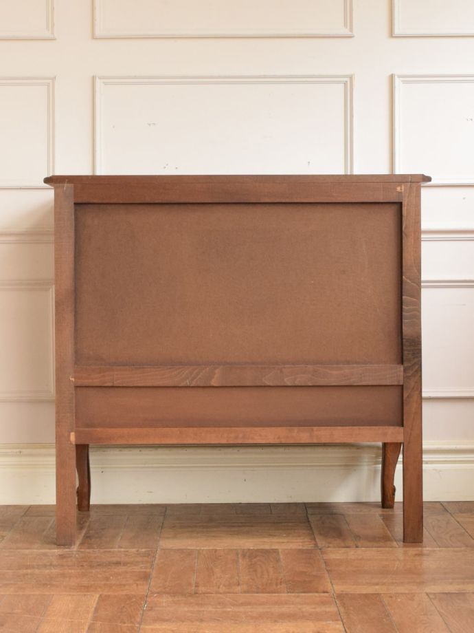 サイドボードの後ろ姿