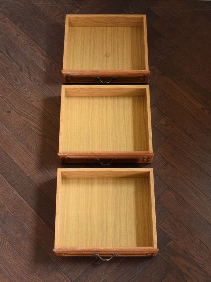 チェストの引き出しの中