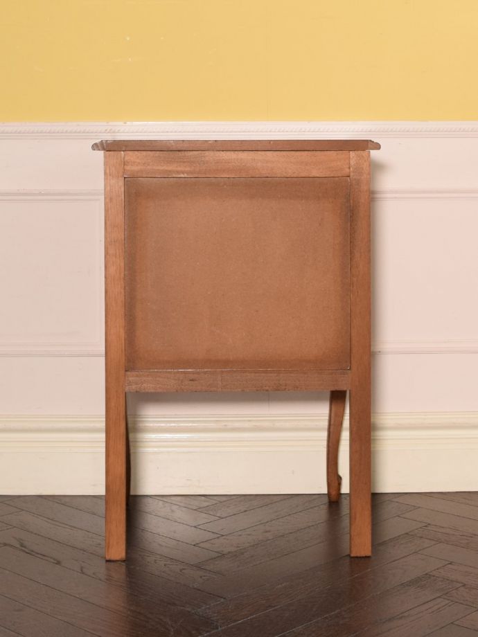 サイドチェストの後ろ姿