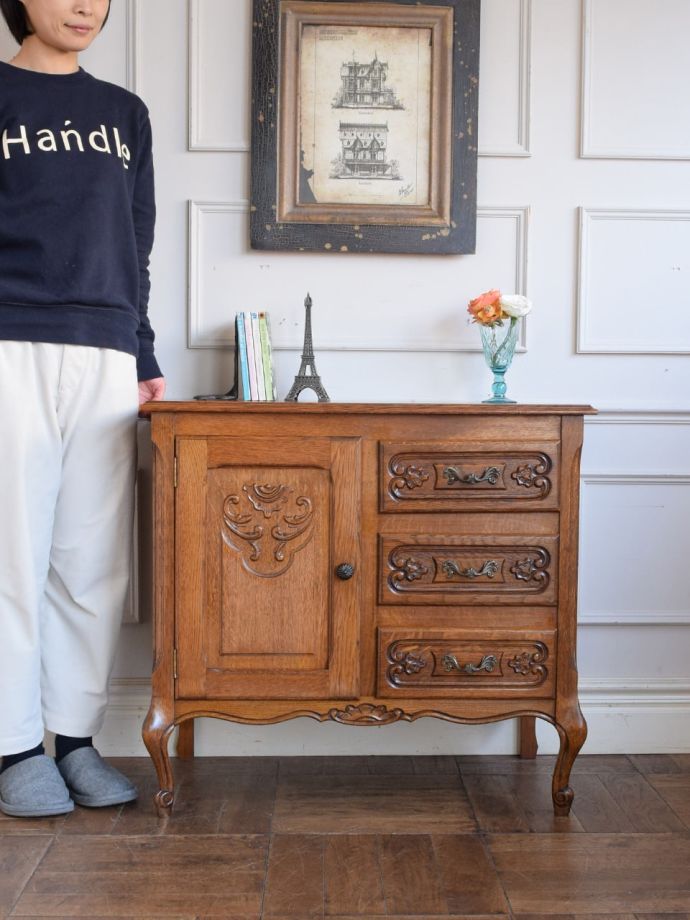 フランスの優雅なサイドボード