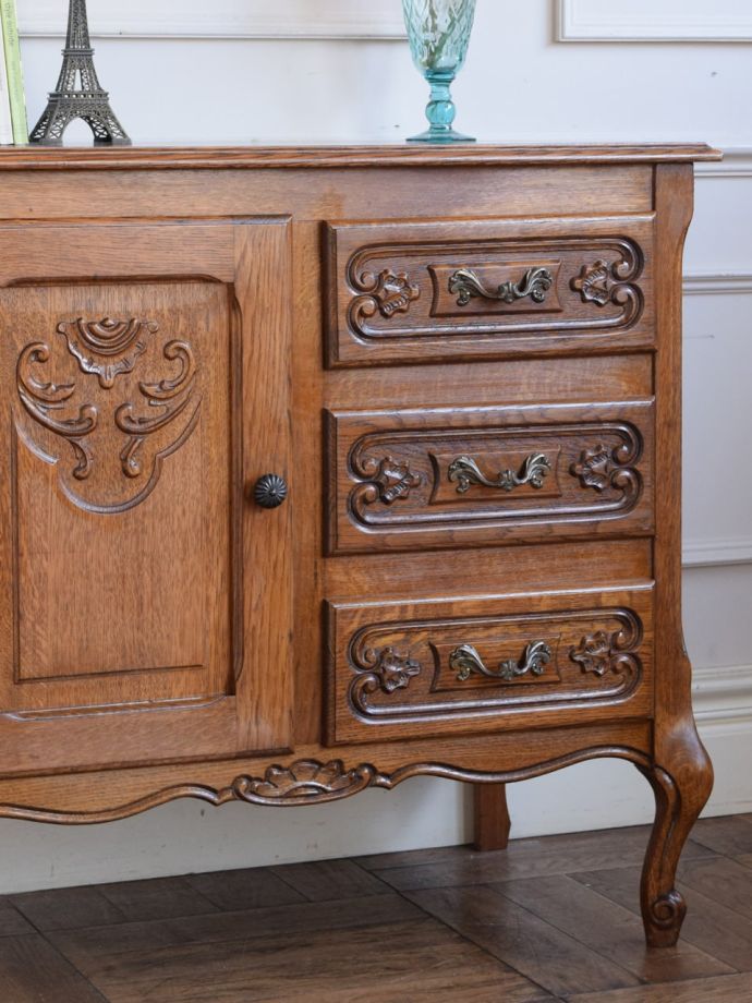 フランスのアンティークらしい美しい彫