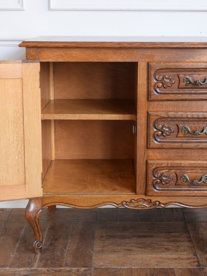 アンティークのサイドボードの扉の中