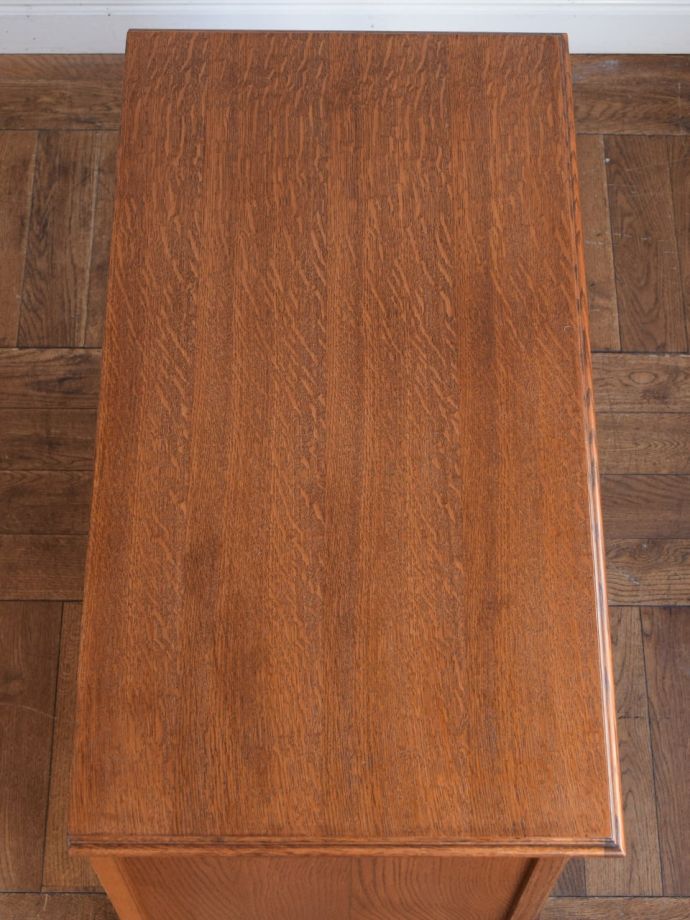 アンティークのサイドボードの天板