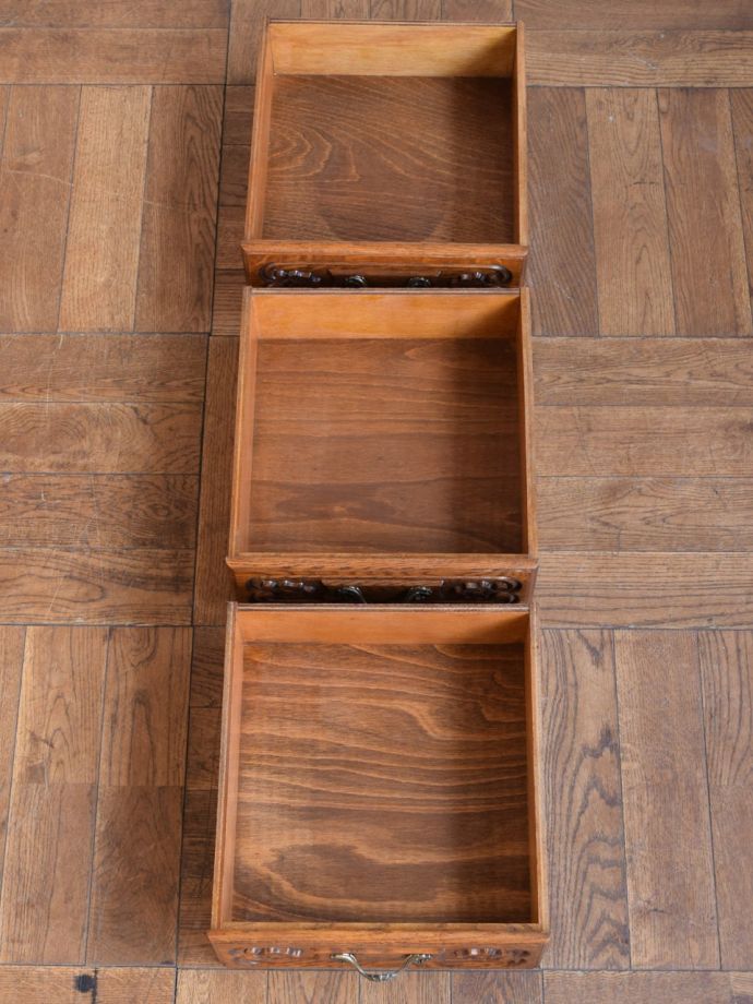 サイドボードの引き出しの中