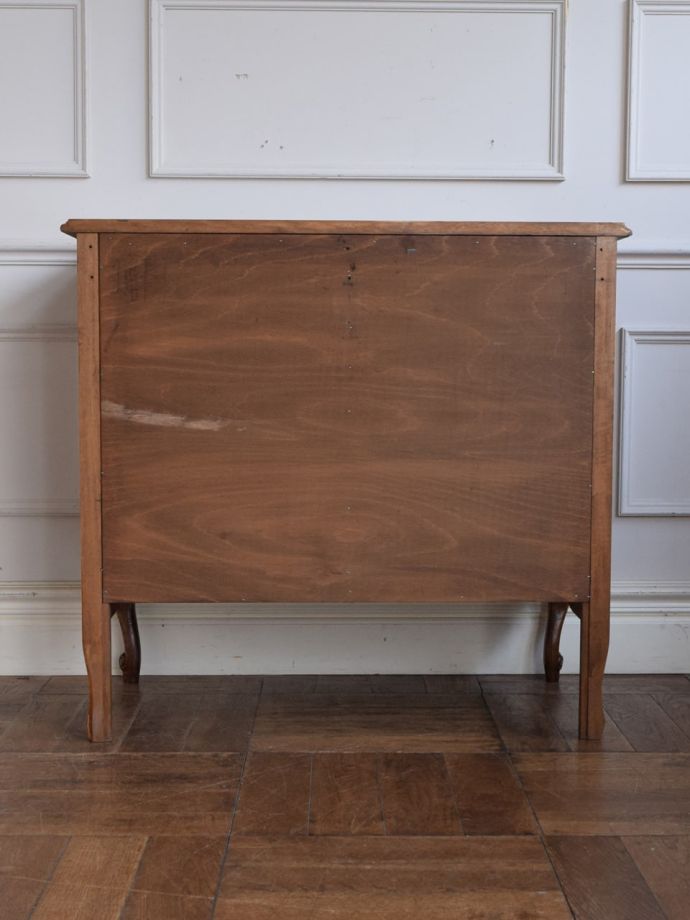 サイドボードの後ろ姿