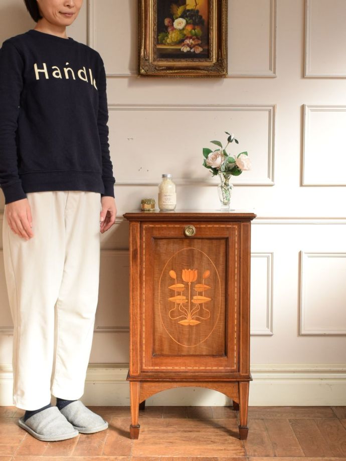 アンティークのサイドキャビネット