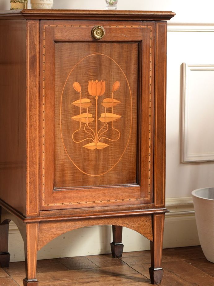 アンティーク家具らしい美しい杢目