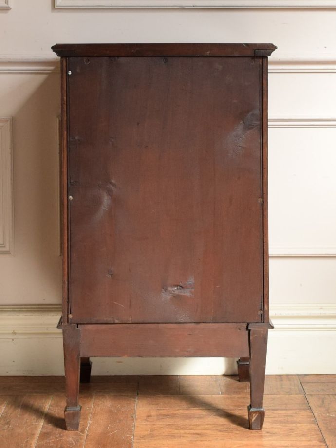 サイドキャビネットの後ろ姿