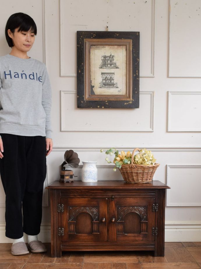 英国アンティークのサイドボード