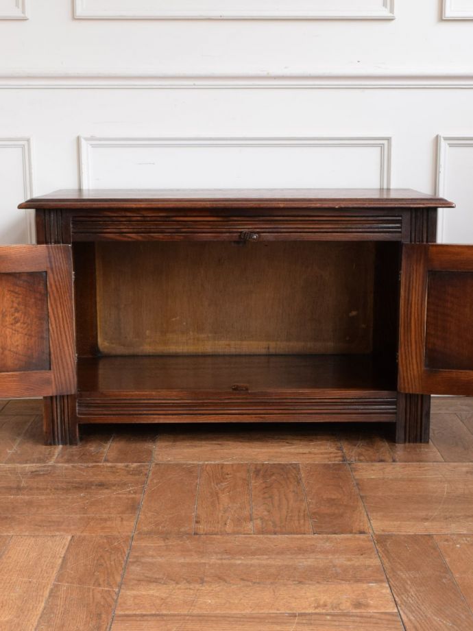 サイドボードの扉の中