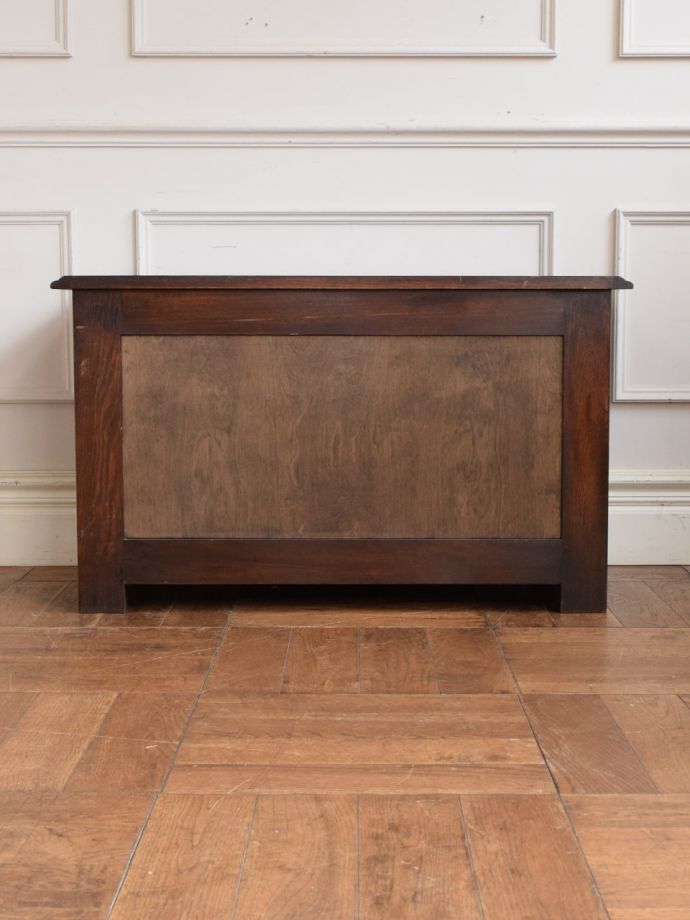 サイドボードの後ろ姿