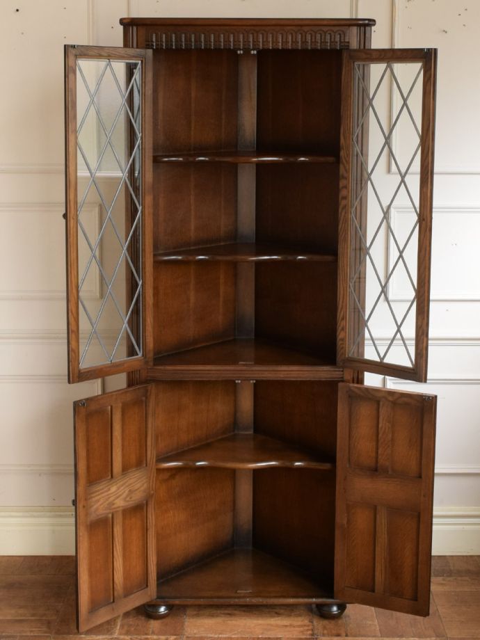 コーナーキャビネットの扉の中