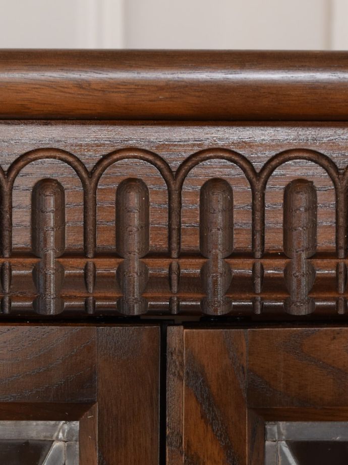 英国アンティーク家具らしい彫