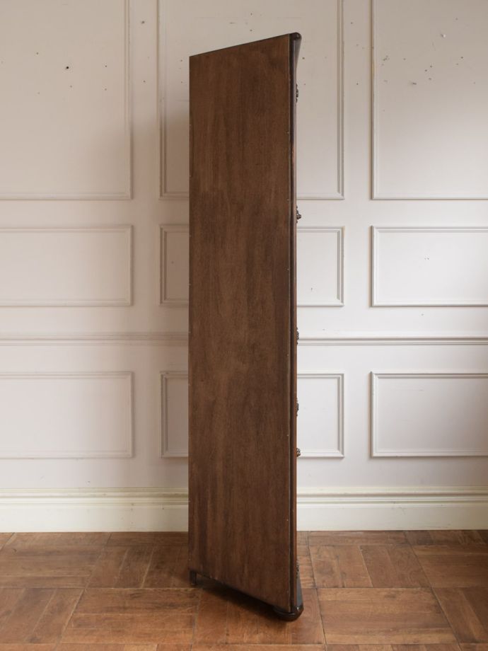 コーナーキャビネットの側面