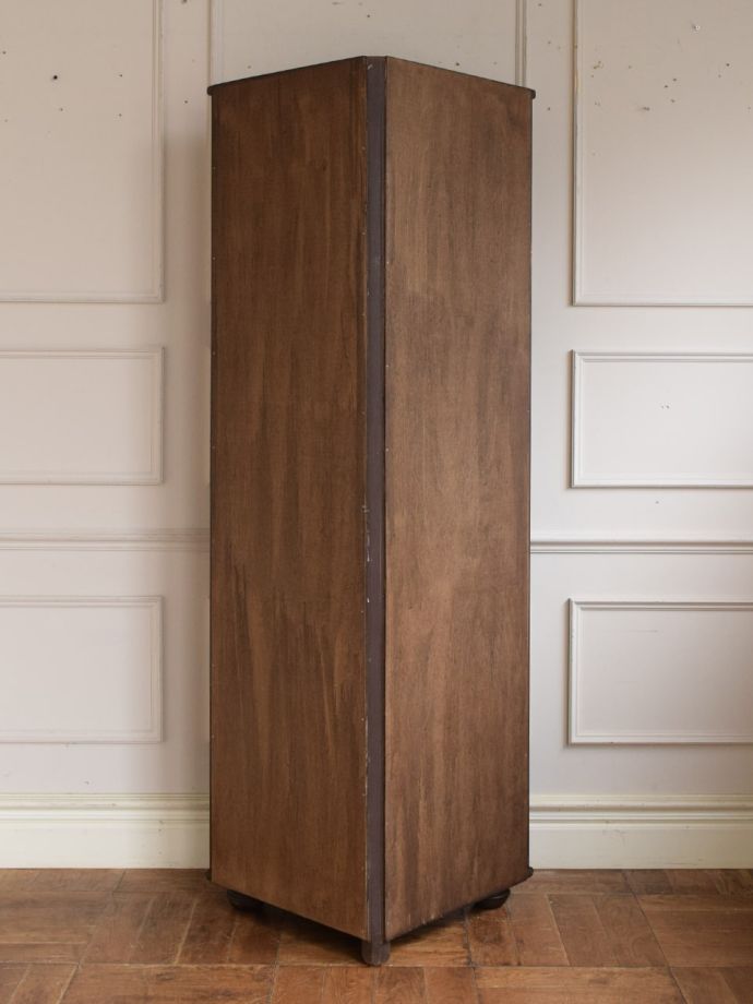 キャビネットの後ろ姿