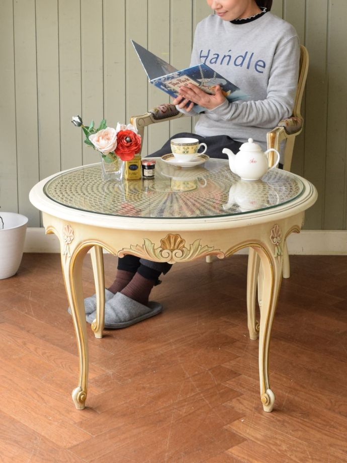 フランスの優雅なコーヒーテーブル