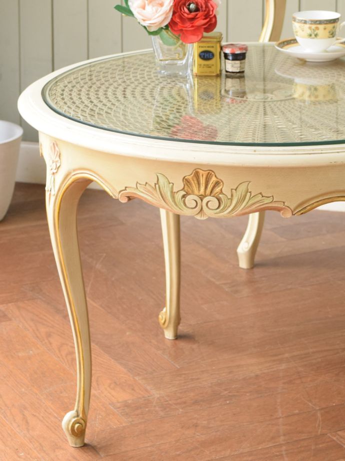 フランスの家具らしい美しいフォルム