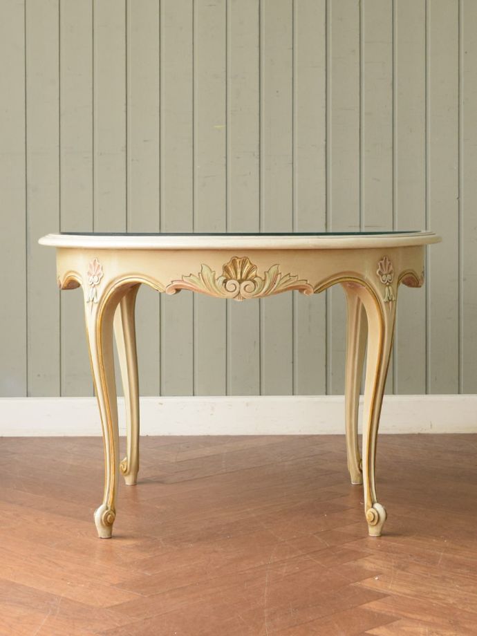 アンティークテーブルの横顔